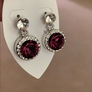Rhinestones earrings.
